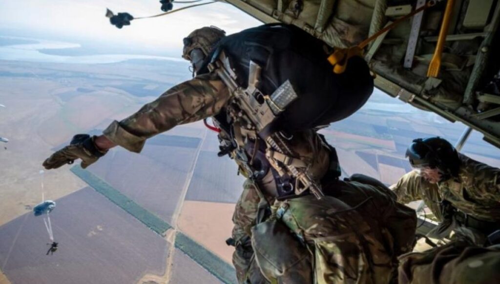 Εκατοντάδες Βρετανοί αλεξιπτωτιστές στους ουρανούς της Ουκρανίας (βίντεο)